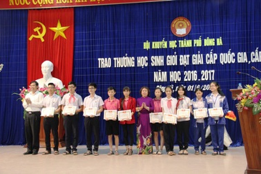 Quảng Trị: Trao thưởng cho 284 học sinh giỏi đạt giải quốc gia, cấp tỉnh