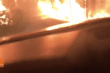 Thoát chết trong gang tấc khi lái xe băng qua biển lửa cháy rừng ở Mỹ