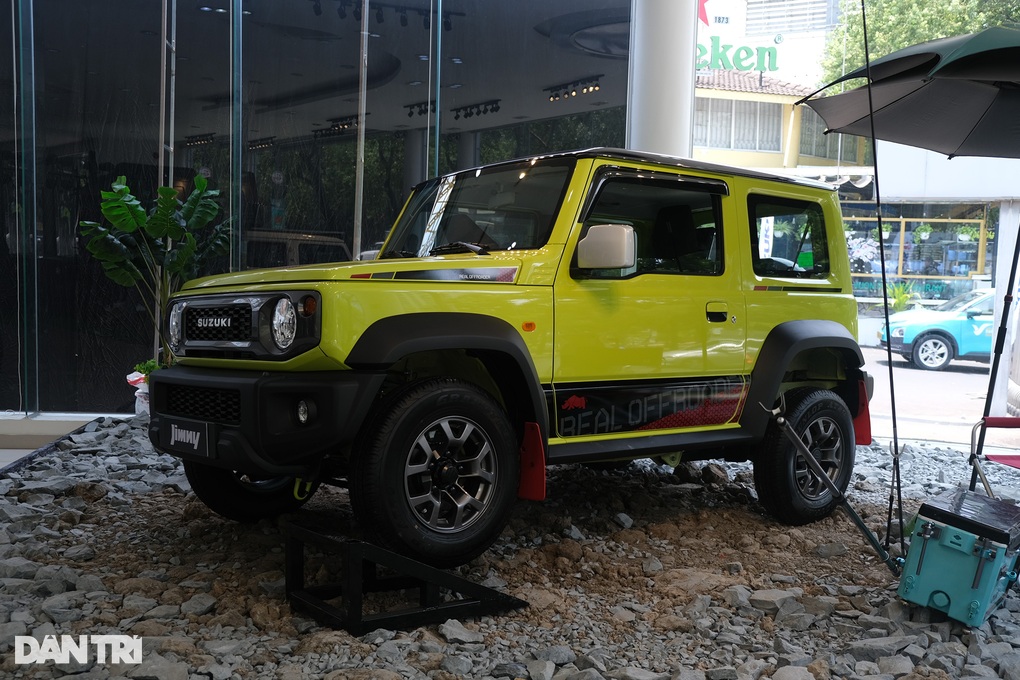 Chốt giá từ 789 triệu đồng, xe ăn chơi Suzuki Jimny có gì đặc biệt? - 1