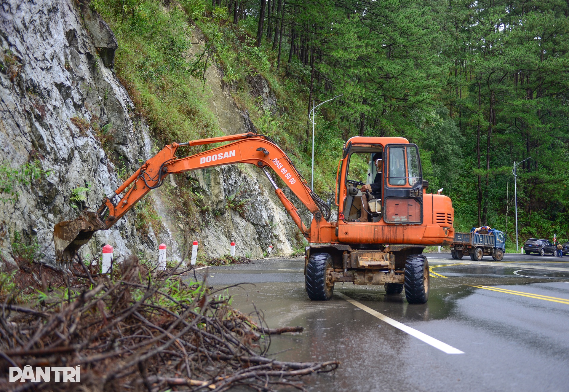 Đèo Prenn nứt toác sau mưa lớn: Tuyến huyết mạch Đà Lạt - TPHCM tê liệt - 9
