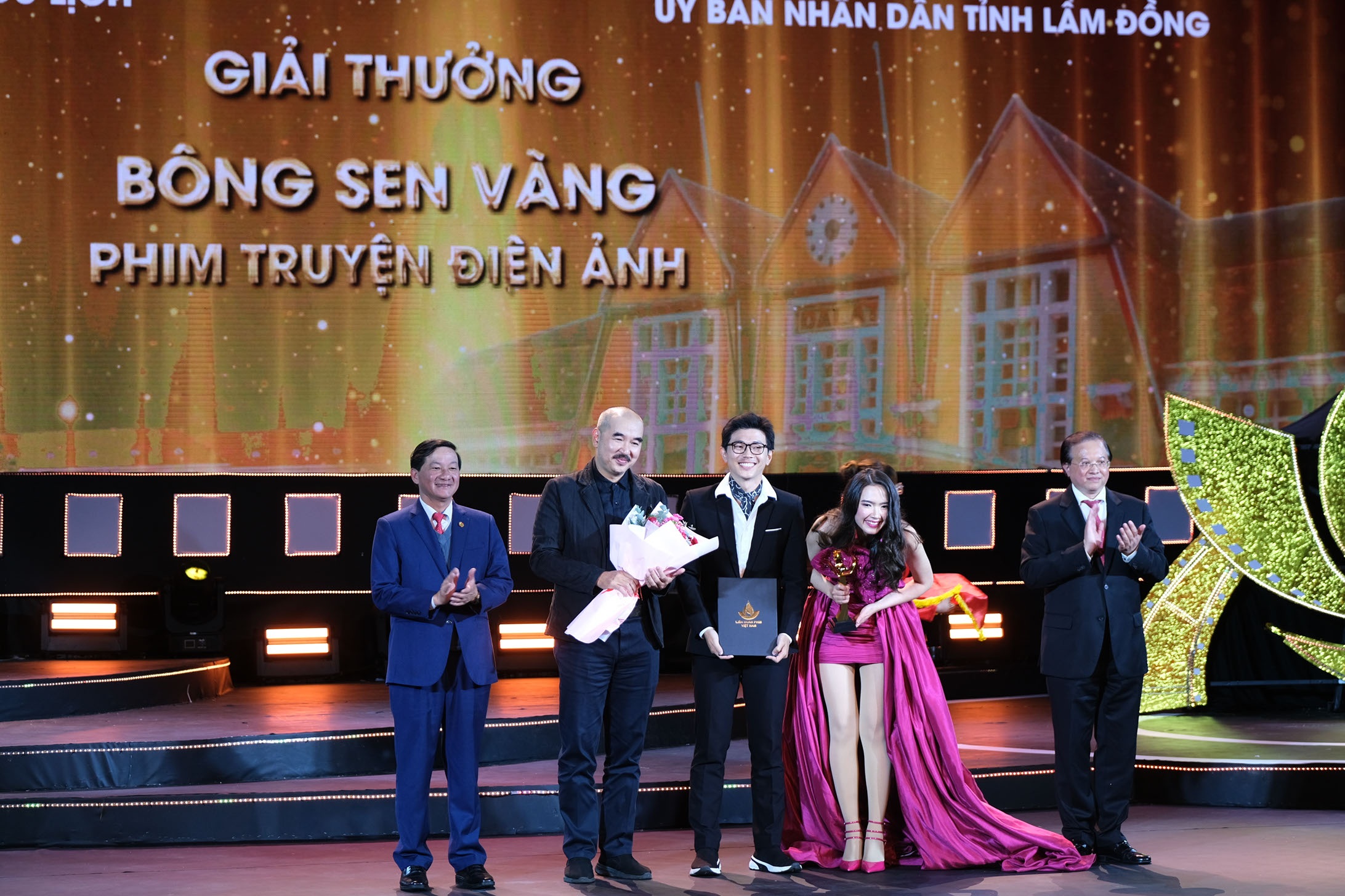 Tro tàn rực rỡ giành giải Bông sen Vàng, Đất rừng phương Nam trắng tay - 1 Tro tàn rực rỡ giành giải Bông sen Vàng, Đất rừng phương Nam trắng tay - 1