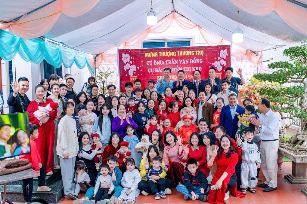 Chuyện ăn Tết trong gia đình ở Phú Thọ có 198 người, mâm cỗ bày kín sân - 1 Chuyện ăn Tết trong gia đình ở Phú Thọ có 198 người, mâm cỗ bày kín sân - 1