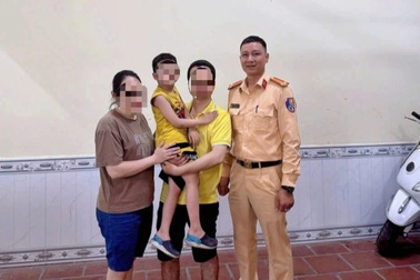 CSGT kịp thời hỗ trợ bé trai 5 tuổi đạp xe đi lạc về với gia đình