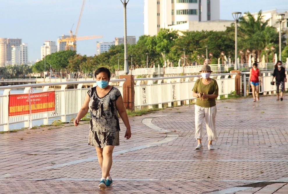 Người dân vùng xanh mang khẩu trang ra phố tập thể dục - 3 Người dân vùng xanh mang khẩu trang ra phố tập thể dục - 3