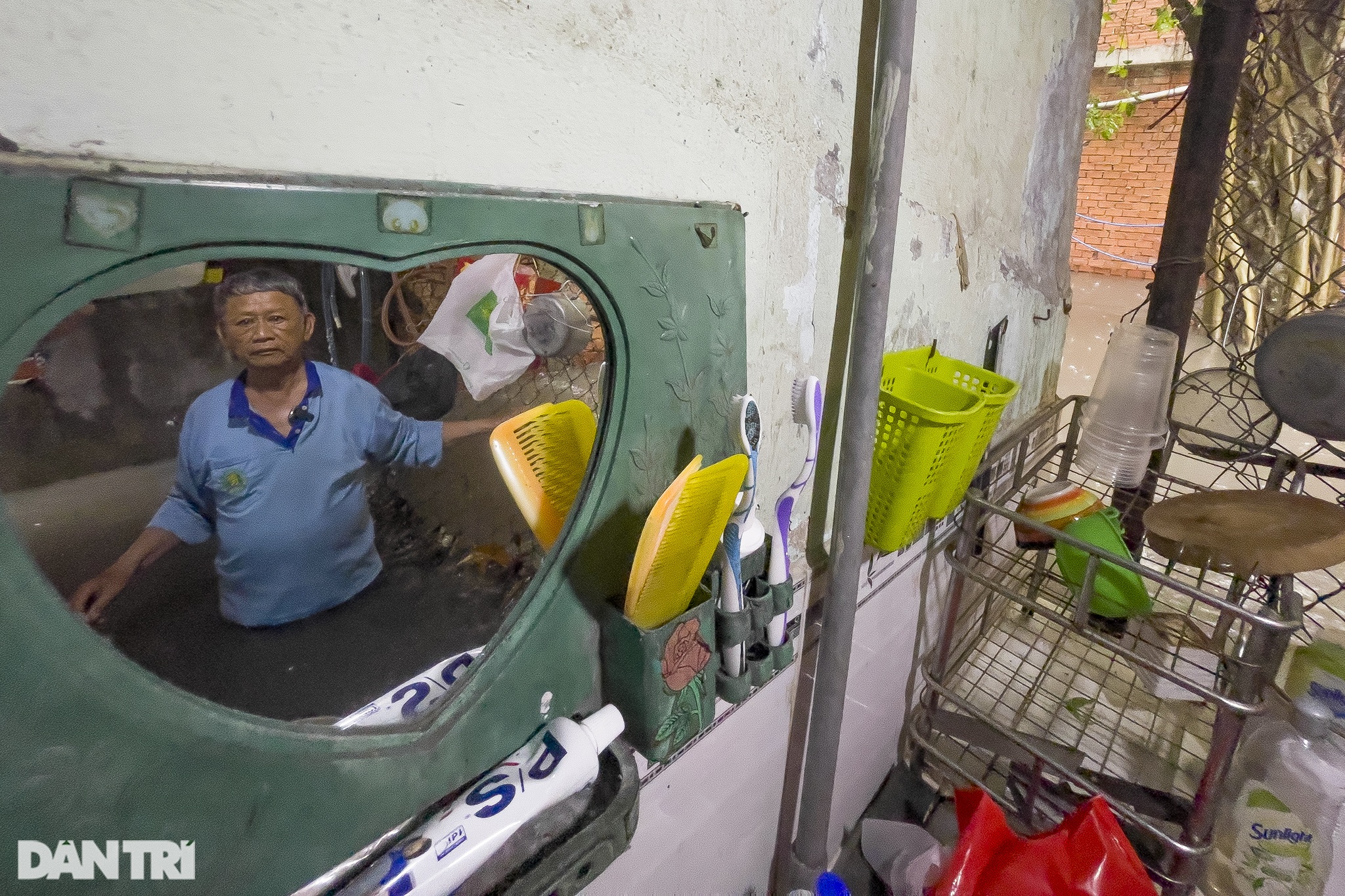 Kinh hoàng con hẻm giữa Sài Gòn, cứ mưa là nước chảy vào nhà như thác lũ - 4 Kinh hoàng con hẻm giữa Sài Gòn, cứ mưa là nước chảy vào nhà như thác lũ - 4