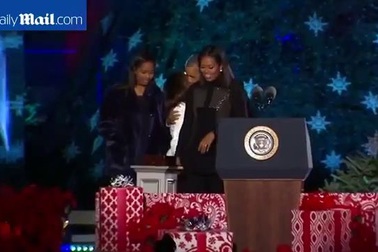 Tổng thống Obama thắp sáng cây thông Noel lần cuối tại Nhà Trắng