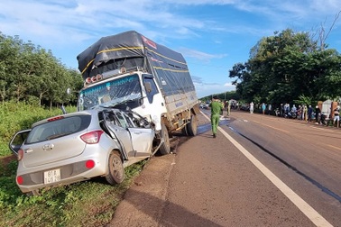 3 người trên ô tô con tử vong tại chỗ sau cú đối đầu xe tải