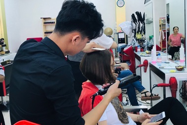 Cả nhà đi cắt tóc, gội đầu, ăn uống cho đã... trước giờ "giới nghiêm"