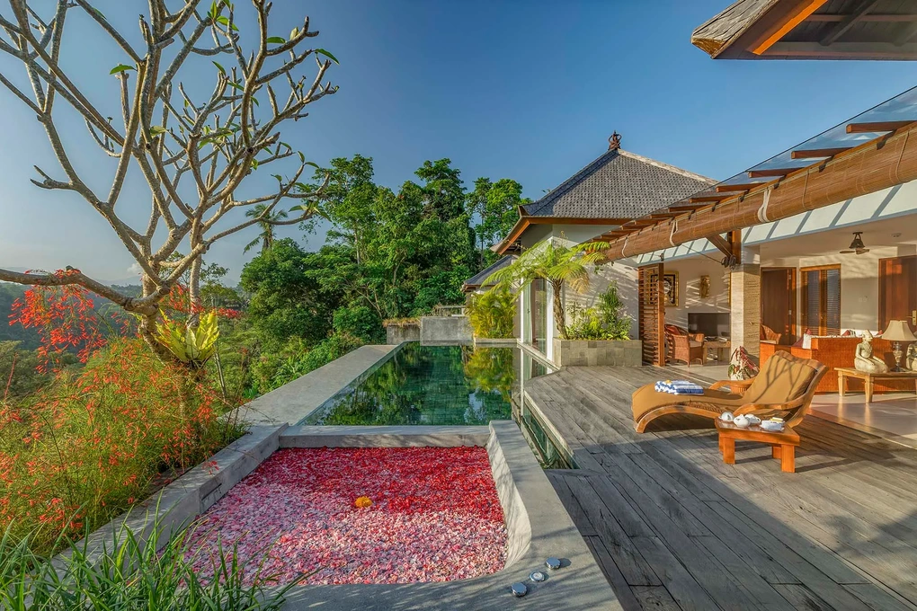 Cảnh thang máy kính nổi tiếng ở Bali rơi không phanh, 5 người chết - 1 Cảnh thang máy kính nổi tiếng ở Bali rơi không phanh, 5 người chết - 1