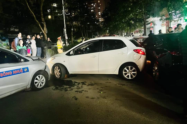 Xe Mazda liên tục va chạm với 4 ô tô trong khu đô thị