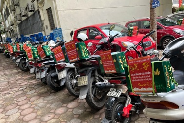 Hà Nội: Giáo viên bất ngờ vì Ban giám hiệu bí mật "cài" quà Tết lên xe