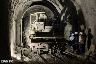 Bên trong điểm sạt lở hầm Chí Thạnh trên tuyến đường sắt Bắc - Nam