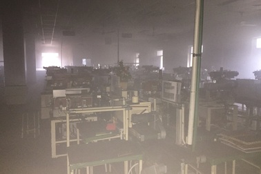 Cháy công ty điện tử, hàng nghìn công nhân hoảng loạn bỏ chạy