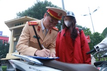 Nữ sinh cấp 3 ở Hà Nội đi xe máy của bố, mếu máo khi bị CSGT xử phạt