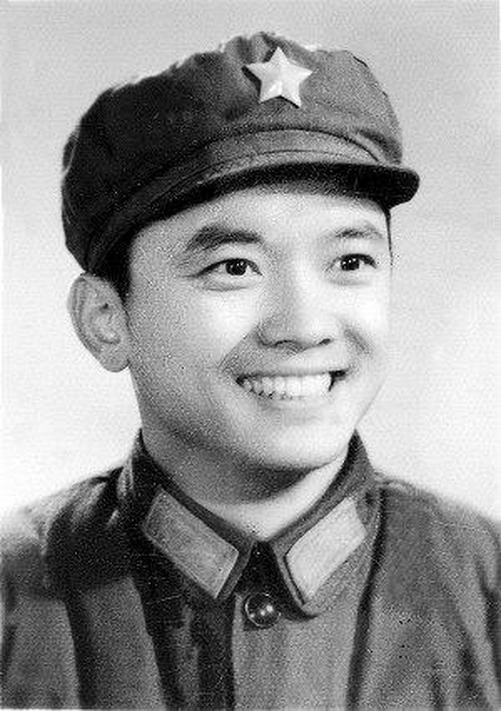 Hòa Thân Vương Cương sống kín tiếng, hạnh phúc bên người vợ kém 20 tuổi - 1