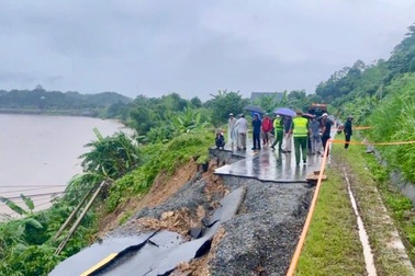 Sạt 30m trên tỉnh lộ 161 ở Lào Cai, khiến giao thông bị chia cắt