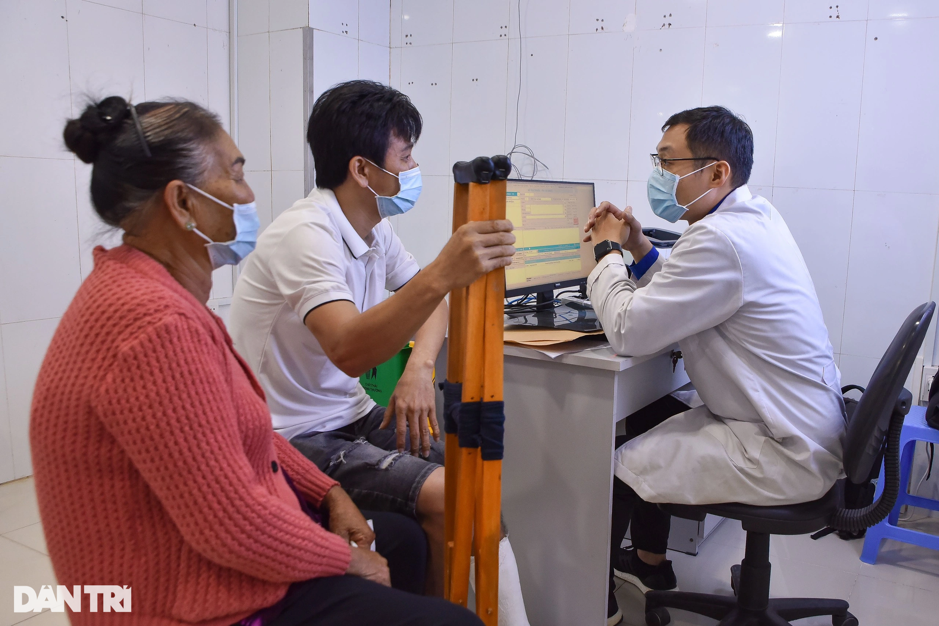 Bệnh nhân đi từ 4h đến nơi điều trị mới ở TPHCM, bất ngờ vì không phải đợi - 10 Bệnh nhân đi từ 4h đến nơi điều trị mới ở TPHCM, bất ngờ vì không phải đợi - 10