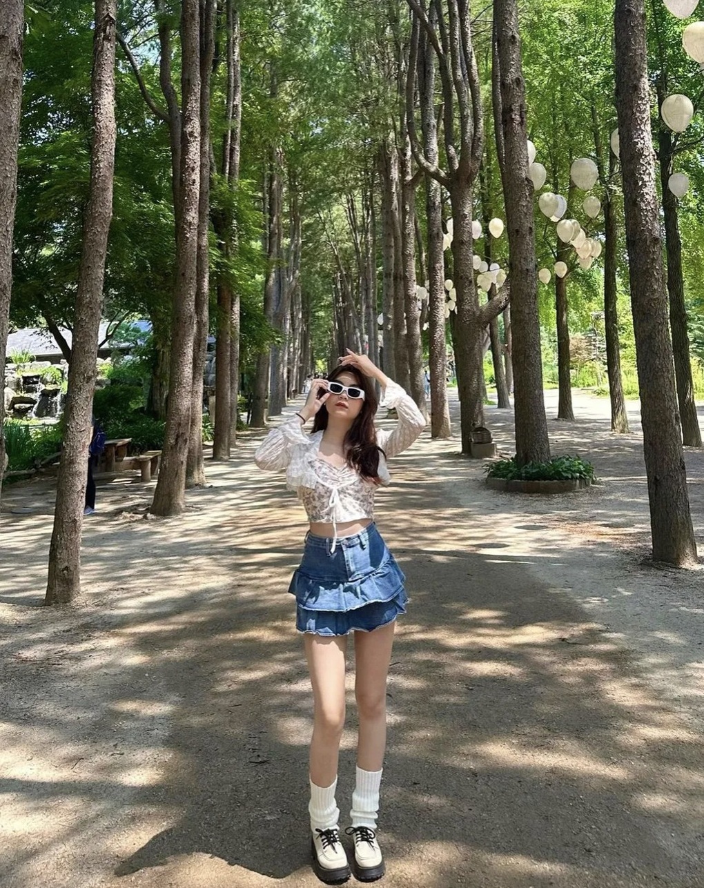 Hai con gái MC Quyền Linh thích diện váy ngắn tôn chân thon dài - 5 Hai con gái MC Quyền Linh thích diện váy ngắn tôn chân thon dài - 5