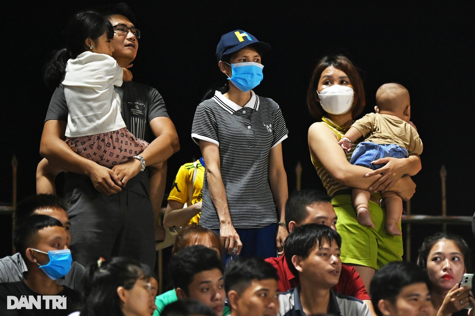 Sân Vinh chật kín chỗ ngồi, khán giả bế con đứng cổ vũ đội nhà - 6