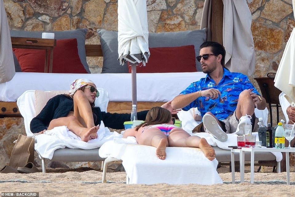 Tay chơi Scott Disick đưa bạn gái kém 18 tuổi đi biển dịp năm mới - 2 Tay chơi Scott Disick đưa bạn gái kém 18 tuổi đi biển dịp năm mới - 2