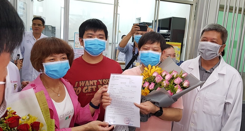 Nữ bác sĩ mang “trái tim rực lửa” cứu mạng người trong dịch bệnh Covid-19 - 2 Nữ bác sĩ mang “trái tim rực lửa” cứu mạng người trong dịch bệnh Covid-19 - 2
