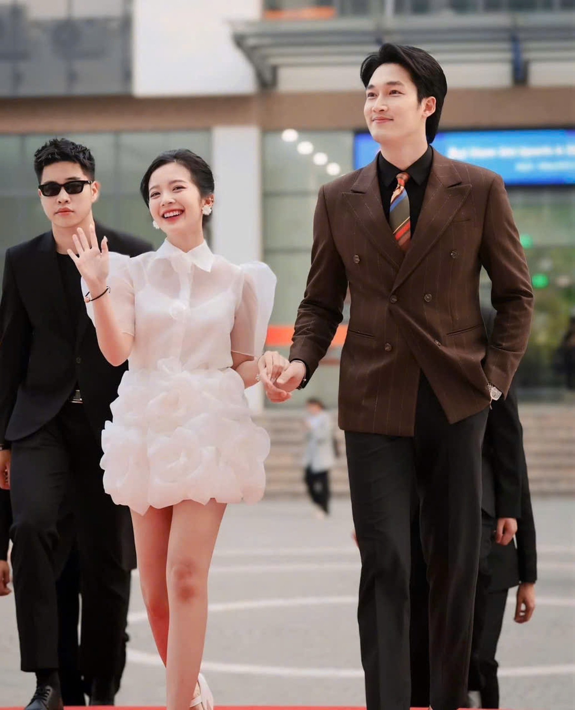 Đình Tú - Ngọc Huyền: Từ bí mật hẹn hò đến công khai đăng ký kết hôn - 1 Đình Tú - Ngọc Huyền: Từ bí mật hẹn hò đến công khai đăng ký kết hôn - 1