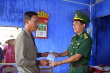 Đưa 6 ngư dân trên tàu cá bị chìm về đất liền an toàn