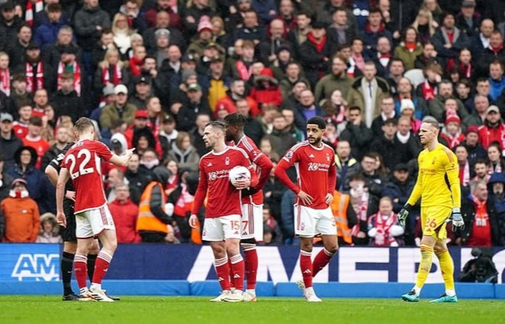 Nottingham Forest nhận án phạt nặng, có nguy cơ rớt hạng ở Premier League |  Báo Dân trí