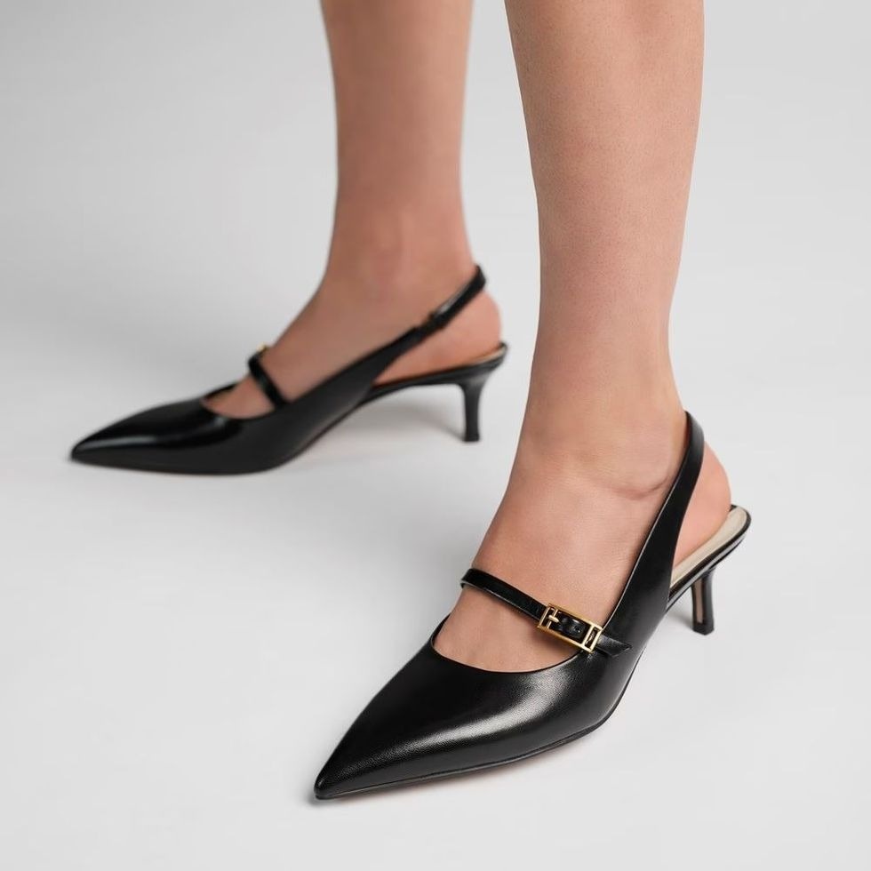Giày slingback đen làm từ chất liệu da bóng tạo nên điểm nhấn đầy cuốn hút cho đôi chân. Khóa gài kim loại màu vàng tương phản với sắc đen từ giày, mang đến vẻ ngoài hiện đại và sang trọng (Ảnh: Franco Sarto).