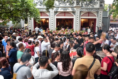 Phủ Tây Hồ đông nghịt người đi lễ "tháng cô hồn"