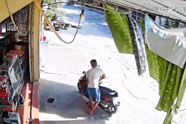 Người đàn ông trộm 3 két bia rồi lên xe máy tẩu thoát chỉ trong vài giây