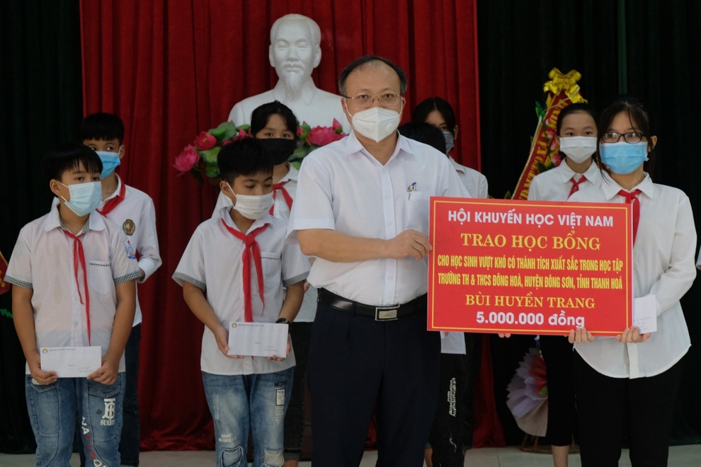 Bạn đọc Dân trí giúp đỡ nữ sinh mồ côi khuyết tật hàng trăm triệu đồng - 3 Bạn đọc Dân trí giúp đỡ nữ sinh mồ côi khuyết tật hàng trăm triệu đồng - 3