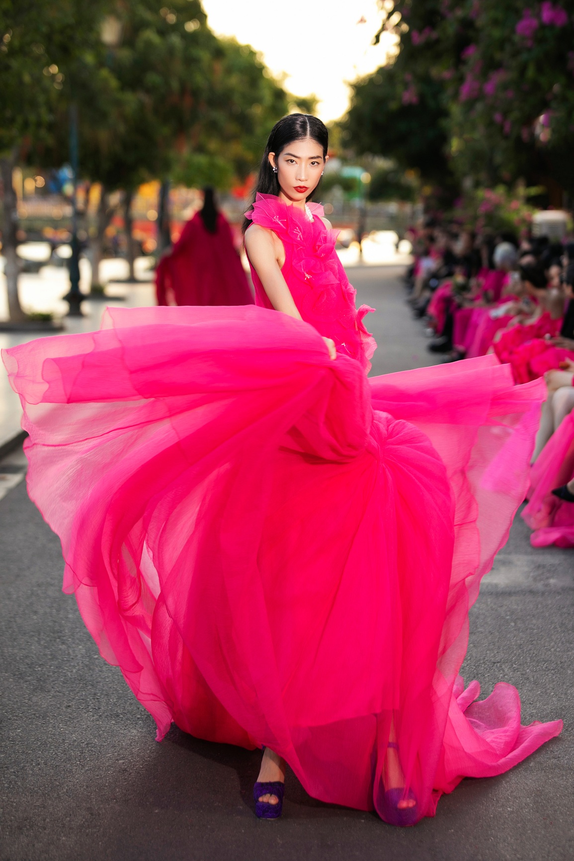 Danh ca Bảo Yến hát trên sông, Minh Tú cùng dàn mẫu lội nước catwalk - 4