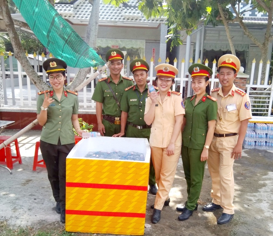 Công an phát nước uống miễn phí cho người dân du xuân - 1 Công an phát nước uống miễn phí cho người dân du xuân - 1