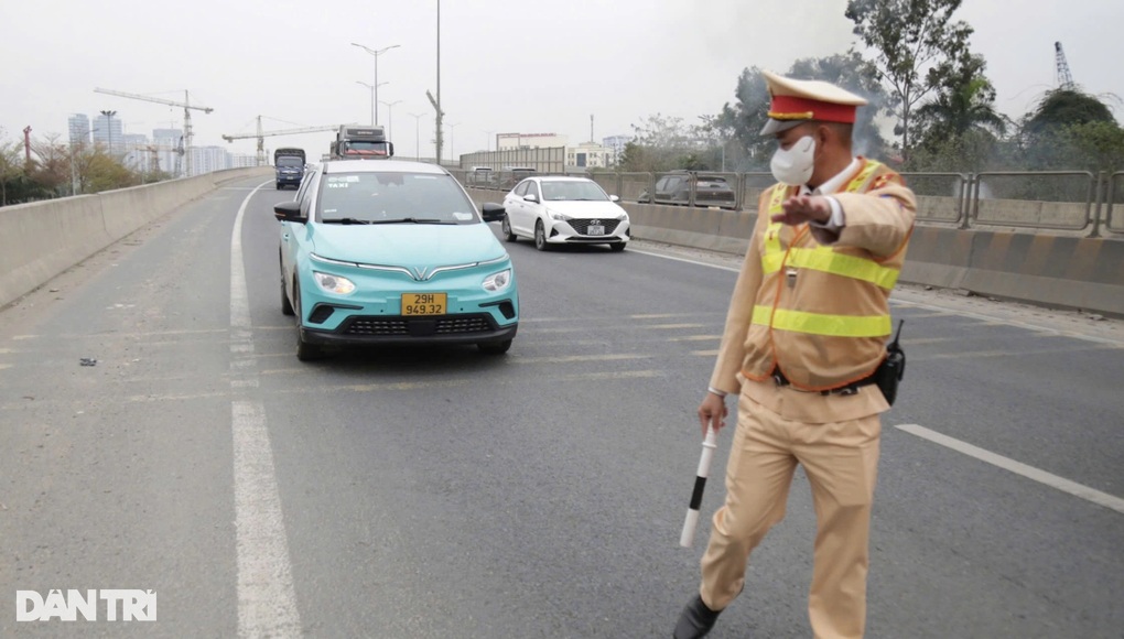 Xử phạt tài xế taxi đi vào làn khẩn cấp, bỏ chạy khi thấy CSGT - 2