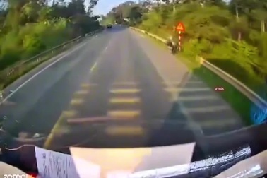 Xe con bất ngờ lấn làn, tông trực diện xe tải chạy ngược chiều