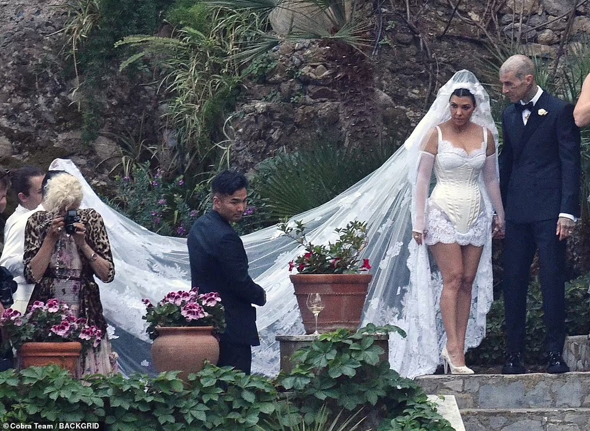 The Kardashian family dressed up for Kourtney's 3rd wedding - 4