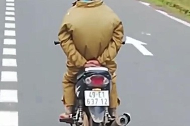 Thót tim cảnh người đàn ông chạy xe máy buông 2 tay khi đổ đèo
