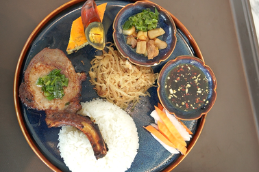 Dĩa cơm sườn hơn nửa triệu đồng trong tòa nhà cao nhất Việt Nam