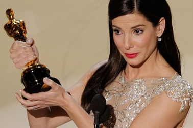 Sandra Bullock giành giải nữ diễn viên chính xuất sắc nhất