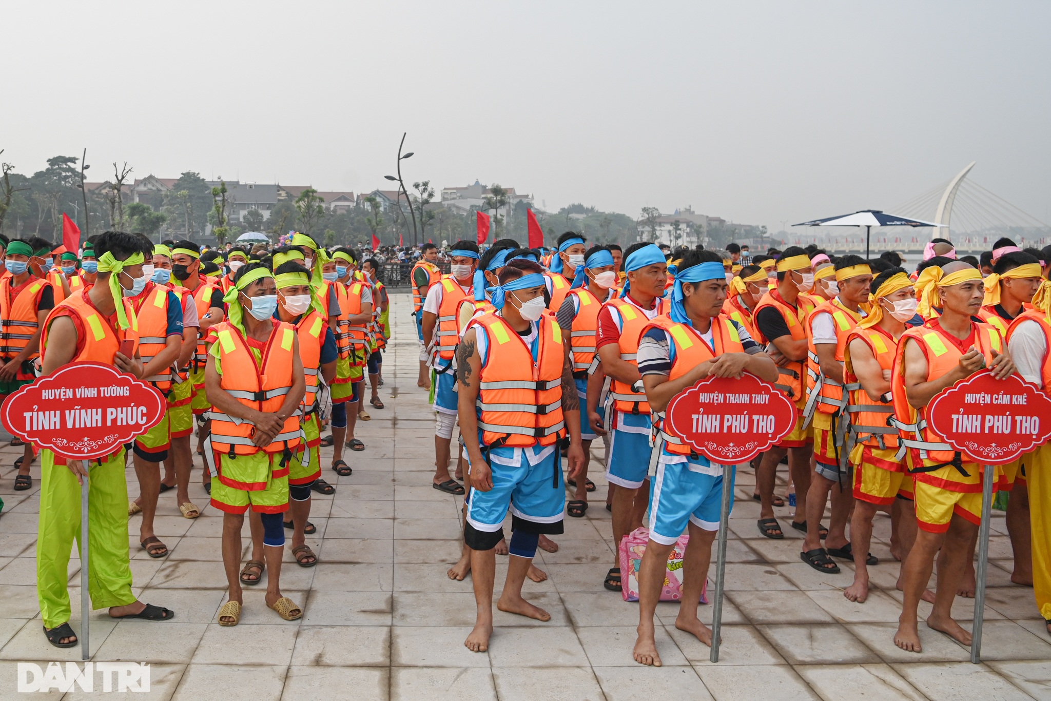 Hàng nghìn người vây kín hồ cổ vũ giải đua bơi chải vùng đất Tổ - 1 Hàng nghìn người vây kín hồ cổ vũ giải đua bơi chải vùng đất Tổ - 1
