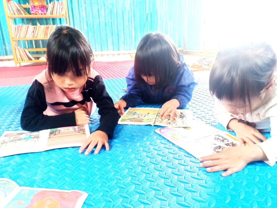 Niềm vui đọc sách ở thư viện mới của học sinh điểm trường vùng cao - 9 Niềm vui đọc sách ở thư viện mới của học sinh điểm trường vùng cao - 9