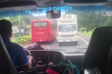 Xe tải ngang nhiên đi ngược chiều trên quốc lộ 20