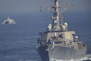 Iran đe dọa đóng cửa eo biển Hormuz, nã rocket gần tàu sân bay Mỹ