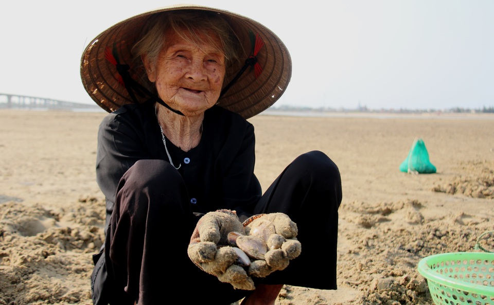Nhọc nhằn nghề bới cát tìm con sò - 4 Nhọc nhằn nghề bới cát tìm con sò - 4