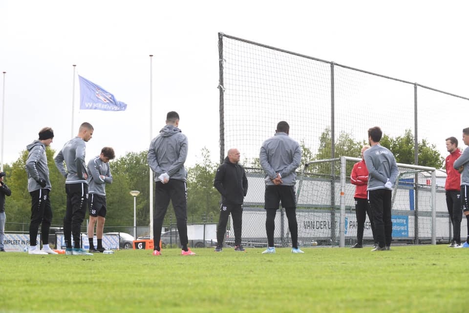 Đáp trả những chỉ trích, Văn Hậu rạng rỡ trên sân tập cùng SC Heerenveen - 2 Đáp trả những chỉ trích, Văn Hậu rạng rỡ trên sân tập cùng SC Heerenveen - 2