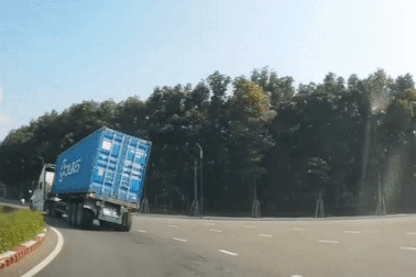 Xe container lật ngang tại vòng xoay Mỹ Phước