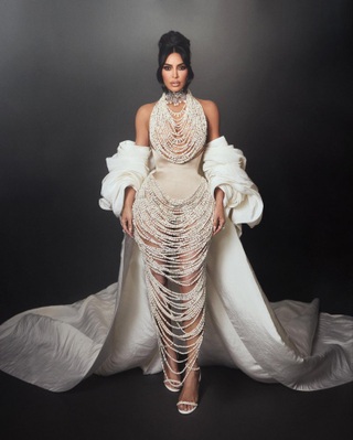 Váy corset khó thở của Hailey Bieber: Khi cơ thể là ngôn ngữ thời trang - 6