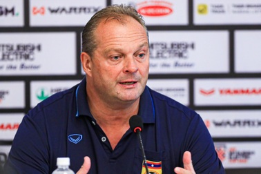 HLV Michael Weiss: "Lào đã khác, chúng tôi sẵn sàng sút tung lưới Việt Nam"