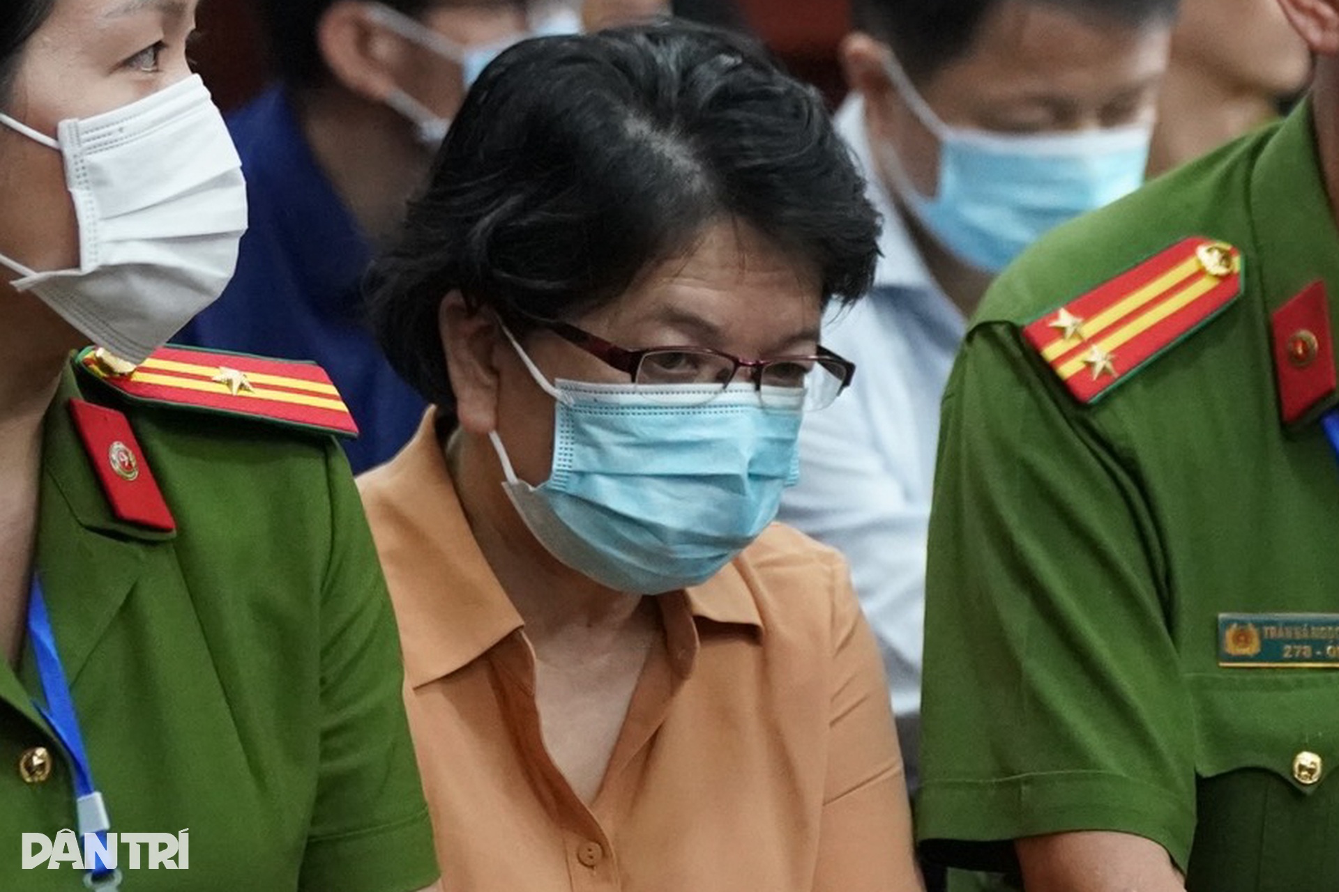 Bị cáo Trương Mỹ Lan đeo kính đen rời tòa sau ngày xét xử đầu tiên - 13 Bị cáo Trương Mỹ Lan đeo kính đen rời tòa sau ngày xét xử đầu tiên - 13
